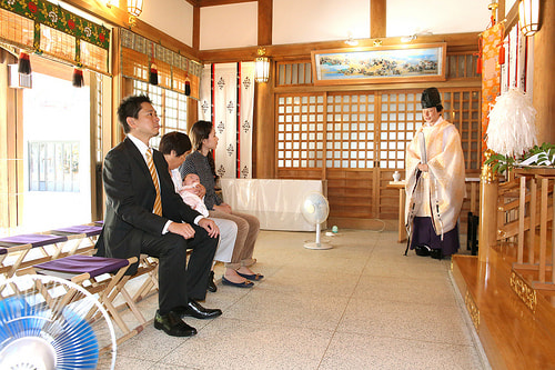 お宮参り写真 自宅 新田神社 ご祈祷風景