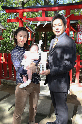 お宮参り写真 自宅 新田神社 鳥居の前