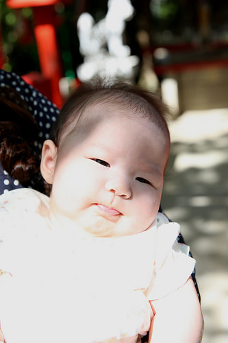 お宮参り写真 自宅 新田神社 木漏れ日と赤ちゃん、かわいい