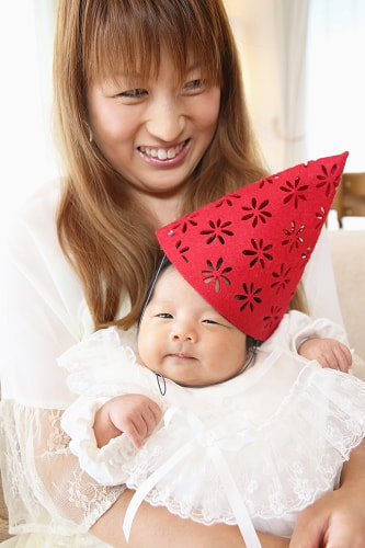 お宮参り写真 撮影場所 自宅(麻生区) 赤ちゃんがカメラマン持参の帽子を被る、かわいい