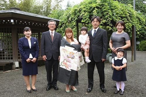 お宮参り写真 撮影場所 麻生区 琴平神社 母が抱っこ、お宮参り着物を着付け、全員集合写真