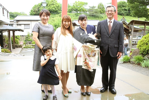 お宮参り写真 撮影場所 麻生区 琴平神社 母方祖母母方祖母が赤ちゃんを抱っこ、お宮参り着物を着付け、母方親族で集合写真