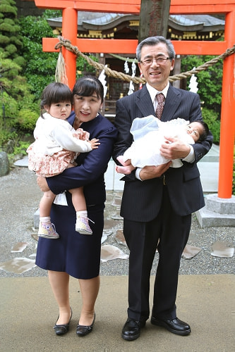お宮参り写真 撮影場所 麻生区 琴平神社 母方祖父母とお孫さん二人