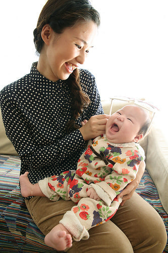 お宮参り写真 自宅 新田神社 女の子、赤ちゃん、サングラス、ママに抱っこ