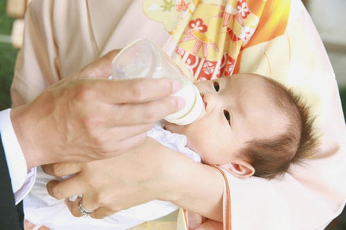 お宮参り写真 撮影場所 鎌倉 鶴岡八幡宮 授乳シーン、温かい写真