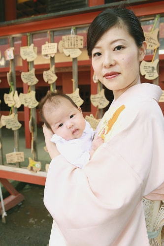 お宮参り写真 撮影場所 鎌倉 鶴岡八幡宮 絵馬、ママと赤ちゃん