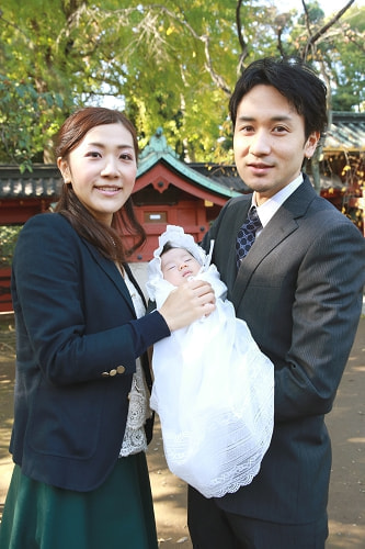 お宮参り写真 撮影場所 文京区 根津神社 家族写真、優しい写真
