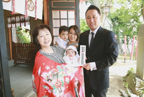 お宮参り写真 撮影場所 品川神社 お宮参り着物着付け、父方祖母、家族