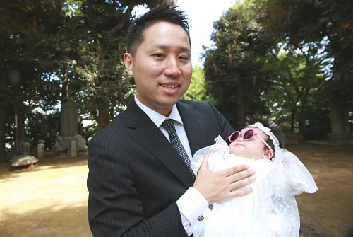 お宮参り写真 撮影場所 品川神社 おしゃれ、サングラス、赤ちゃん、パパ