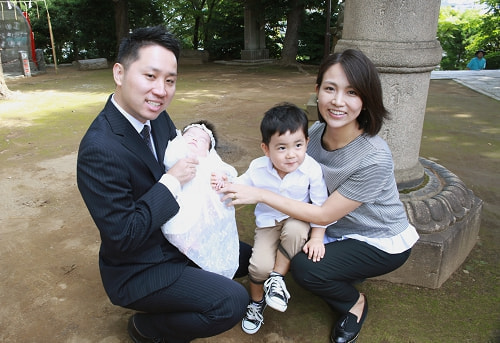 お宮参り写真 撮影場所 品川神社 家族で手を繋ぐ