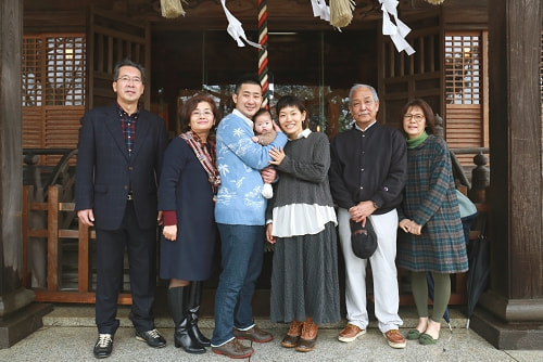 お宮参り(お食い初め)写真 撮影場所 師岡熊野神社 強風強雨