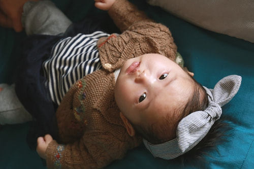 お食い初め写真 撮影場所 自宅(横浜市港北区) かわいい表情でこちらを見る赤ちゃん
