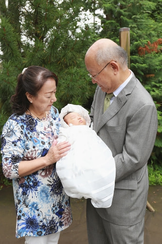お宮参り写真 撮影場所 水天宮 日枝神社 母方祖父祖母、赤ちゃん、温かい写真