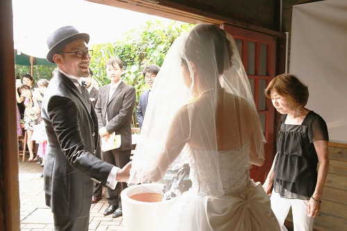 ブライダル写真 撮影場所 レストラン 新郎新婦、新婦母