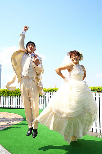 ブライダル写真 撮影場所 横浜 結婚式場 新郎新婦、ジャンプ２