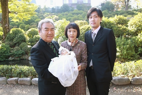 お宮参り写真 撮影場所 文京区 根津神社 父方祖母、祖父、叔父