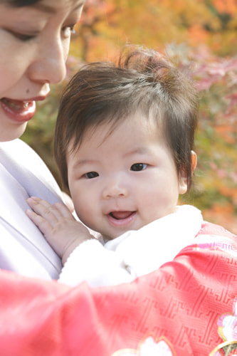 お宮参り写真 撮影場所 鎌倉鶴岡八幡宮 紅葉、赤ちゃん