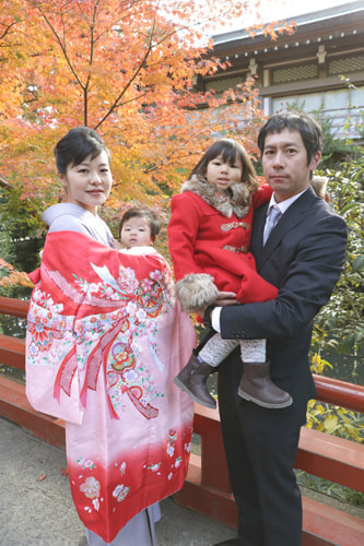 お宮参り写真 撮影場所 鎌倉鶴岡八幡宮 お宮参り着物着付け、お宮参り着物着付け、紅葉、家族