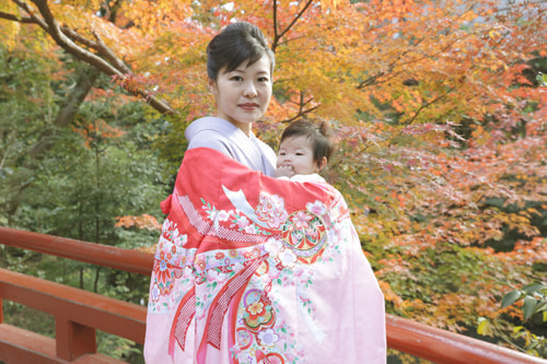 お宮参り写真 撮影場所 鎌倉鶴岡八幡宮 お宮参り着物着付け、紅葉、母
