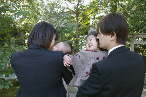 お宮参り写真 撮影場所 横浜 伊勢山皇大神宮 家族、温かい写真２